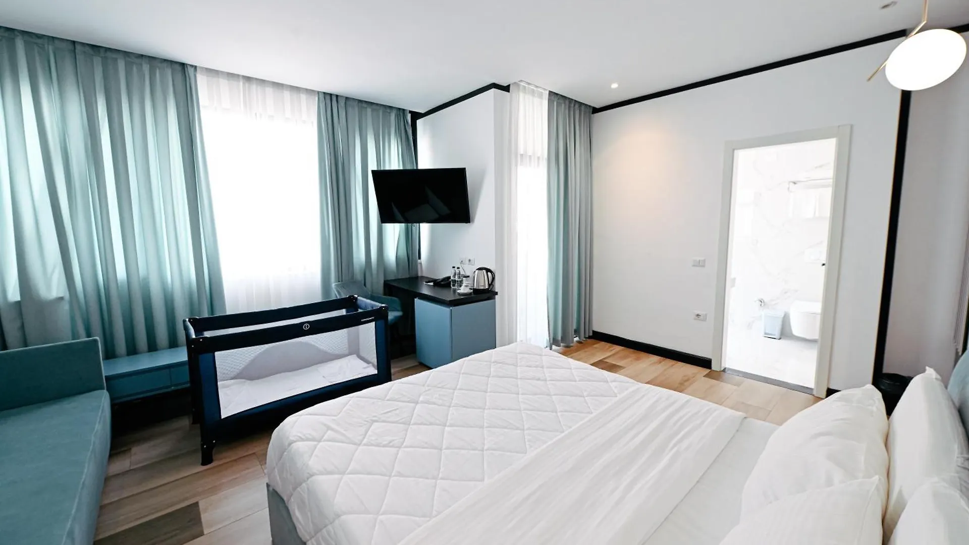 Royal G Max Hotel Golem