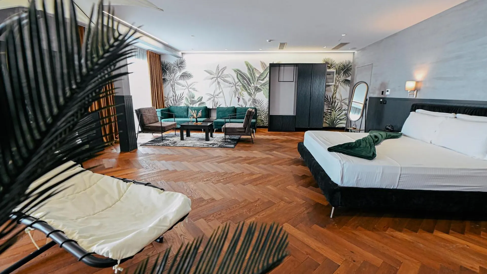 Royal G Max Hotel Golem