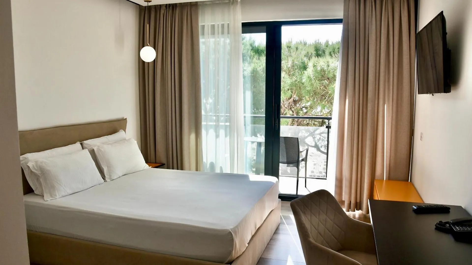 Royal G Max Hotel Golem